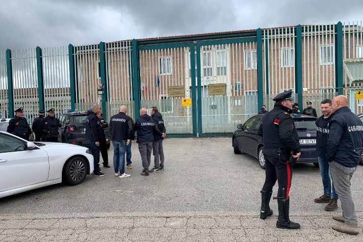 Carcere di Avellino, detenuto aggredisce due agenti