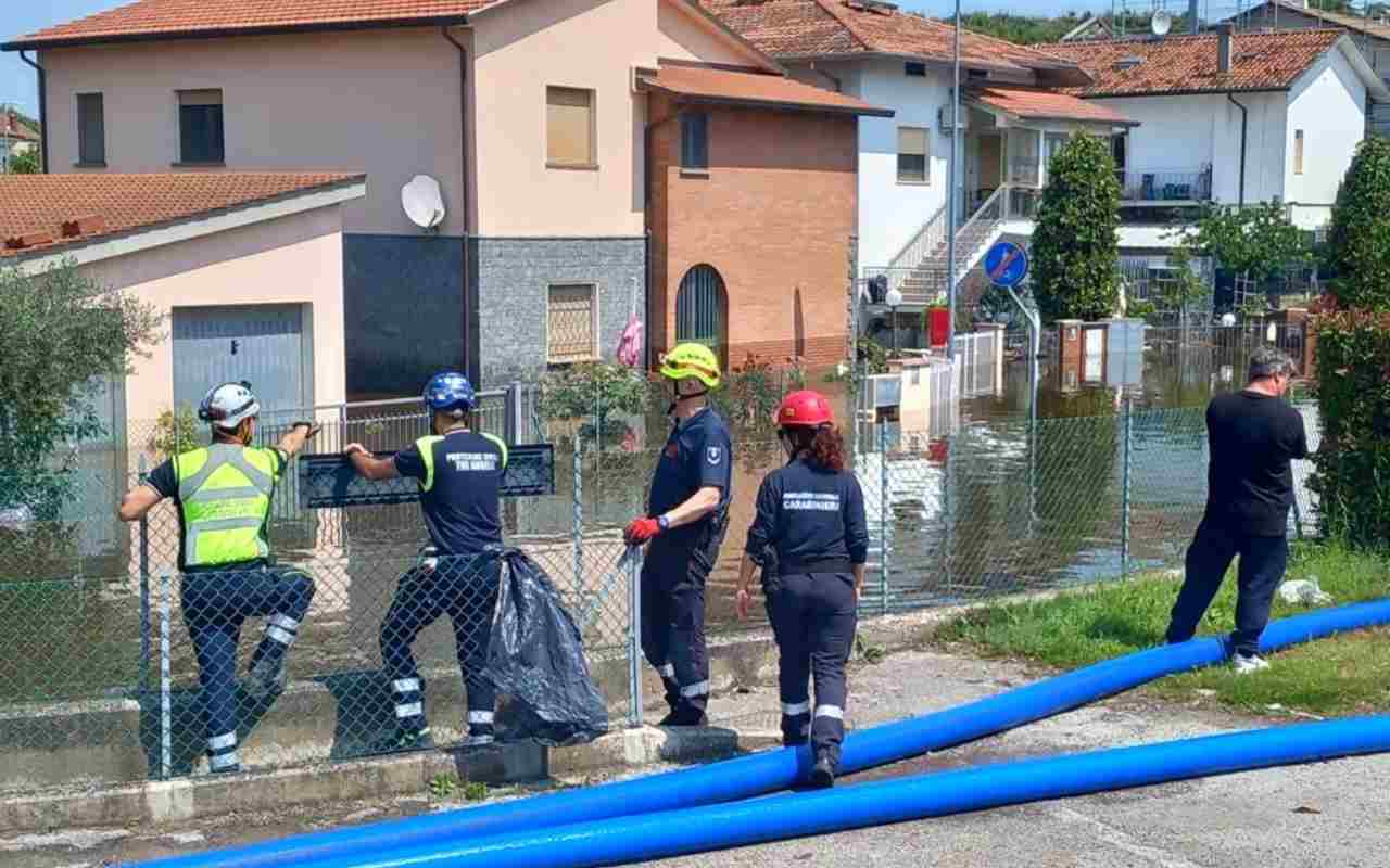 Cervia, la protezione civile a lavoro per liberare i canali primari