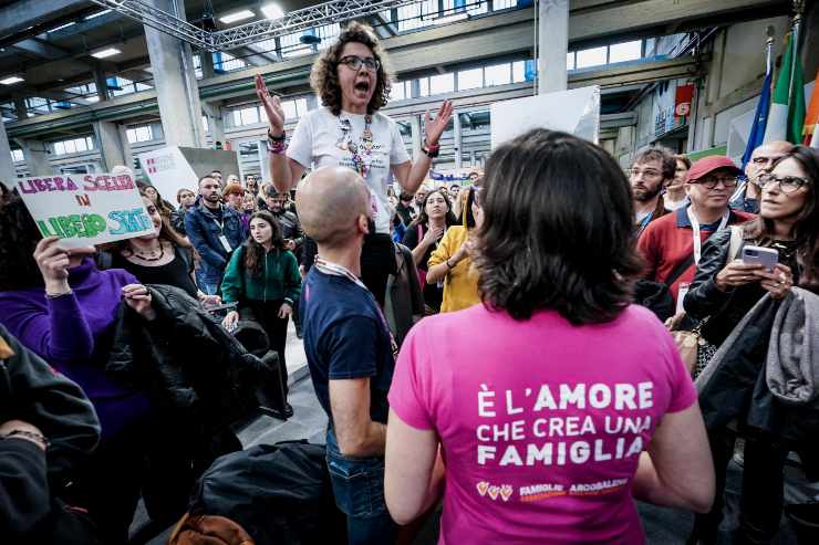 La ministra Roccella contestata da manifestanti 