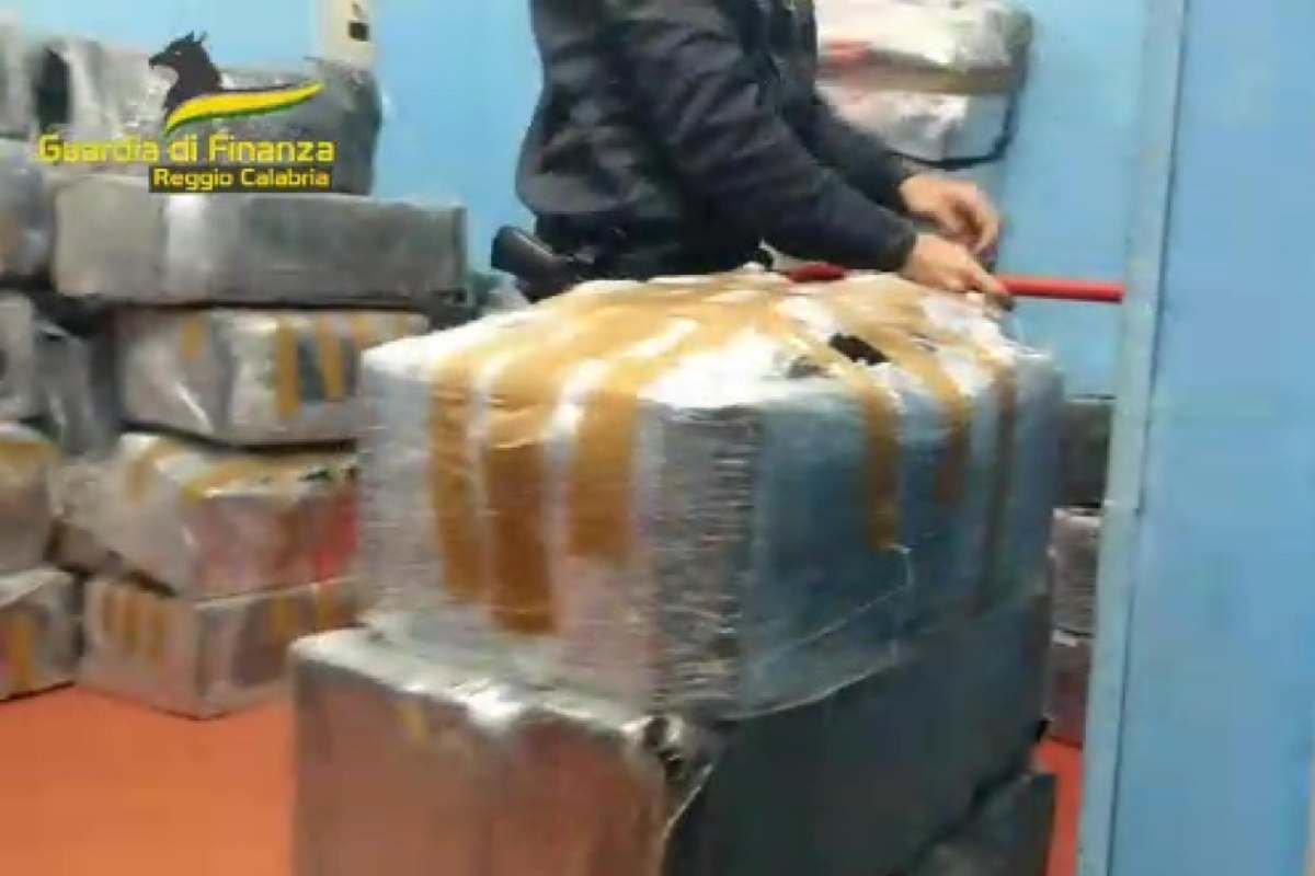 Sequestro record di cocaina nel porto di Gioia Tauro