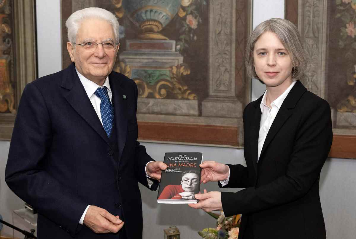 Il PdR Sergio Mattarella con la figlia di Anna Politovskaja 