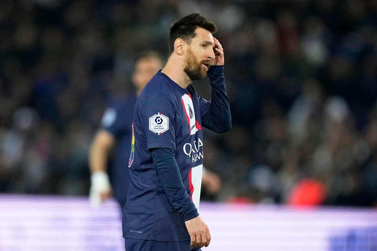 Tifosi fischiano Messi