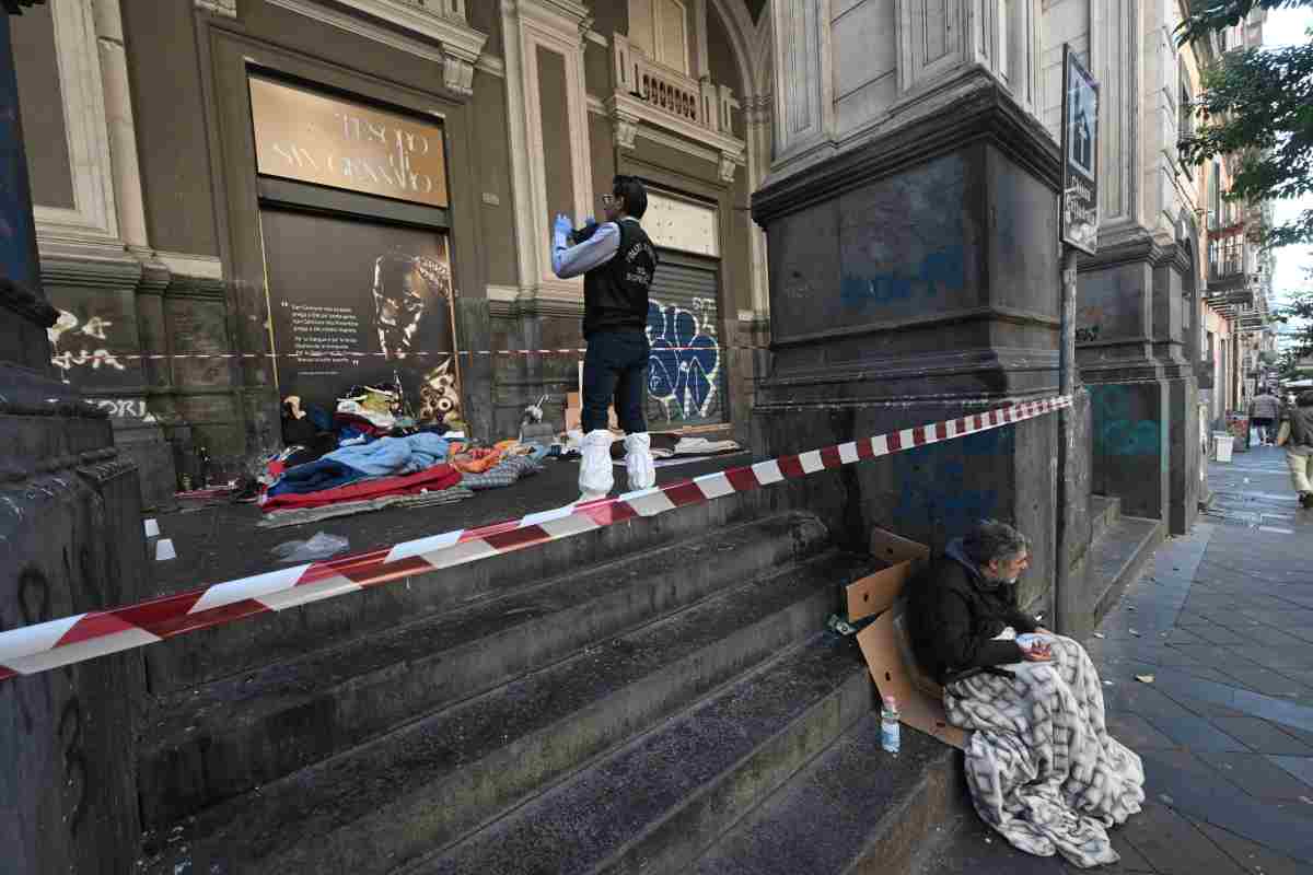 Napoli, senzatetto aggredisce vigile con la spranga