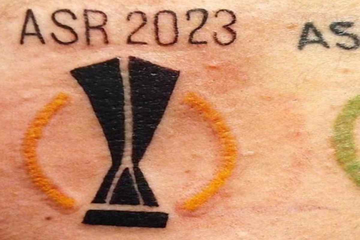 Tifoso della Roma si tatua la coppa dell'EL