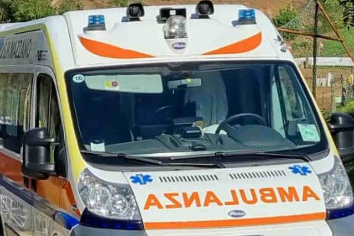 Uomo trovato morto in un camion per rifiuti