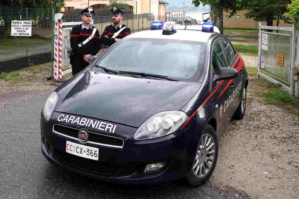 Bambina trovata morta in auto