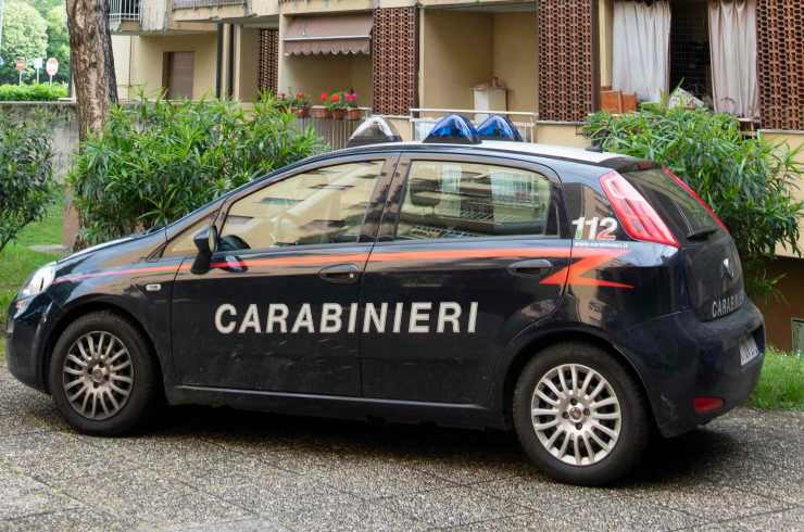 Bambina trovata morta in auto