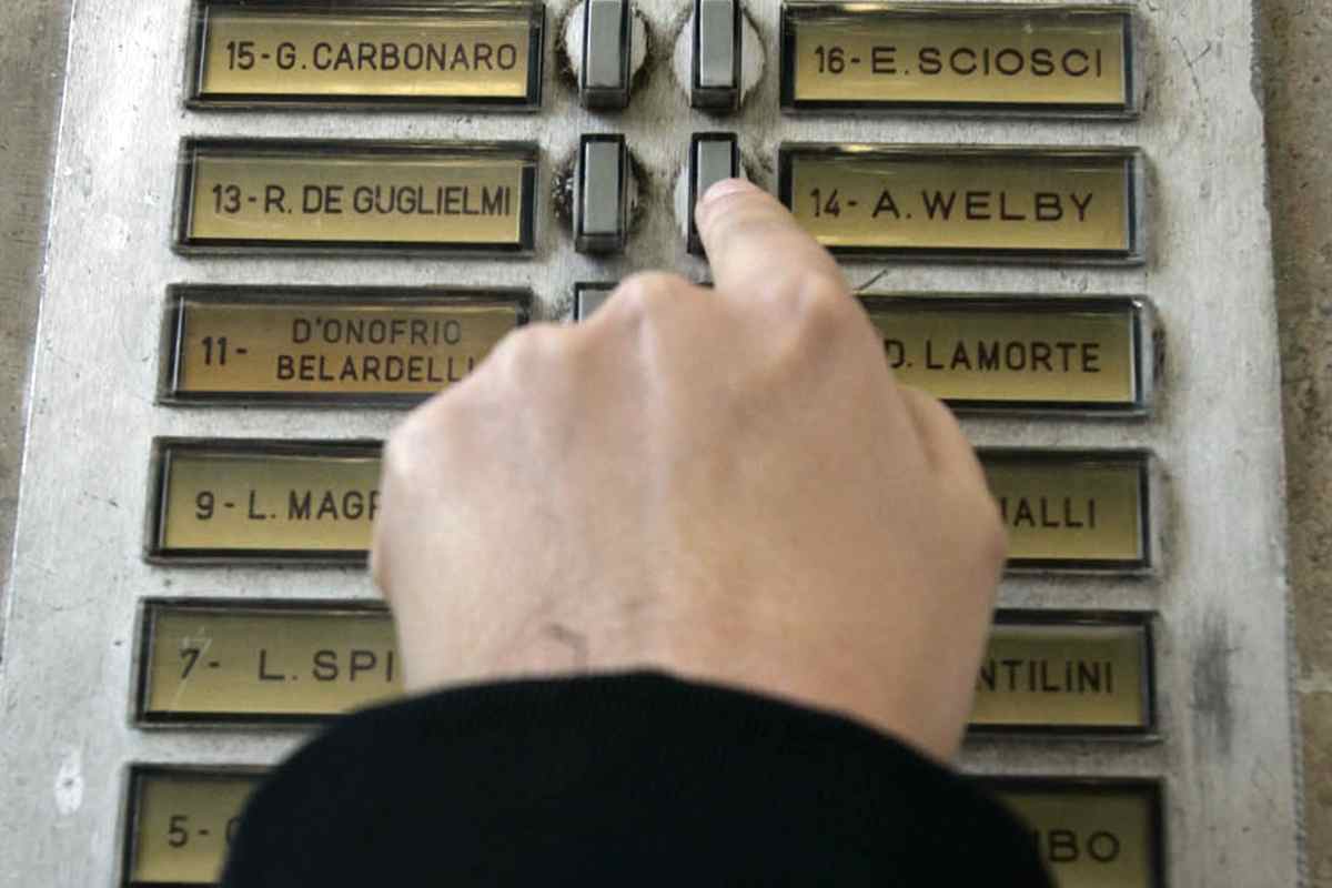 Scherzi al citofono e poi aggredisce carabinieri