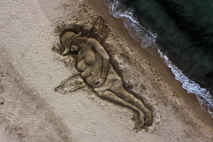 Scultura di sabbia per ricordare Giulia Tramontano