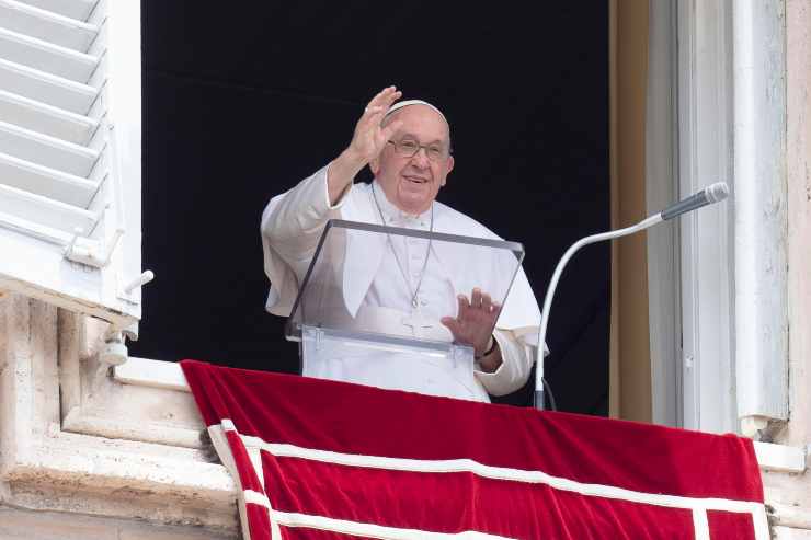 Papa Francesco di nuovo ricoverato