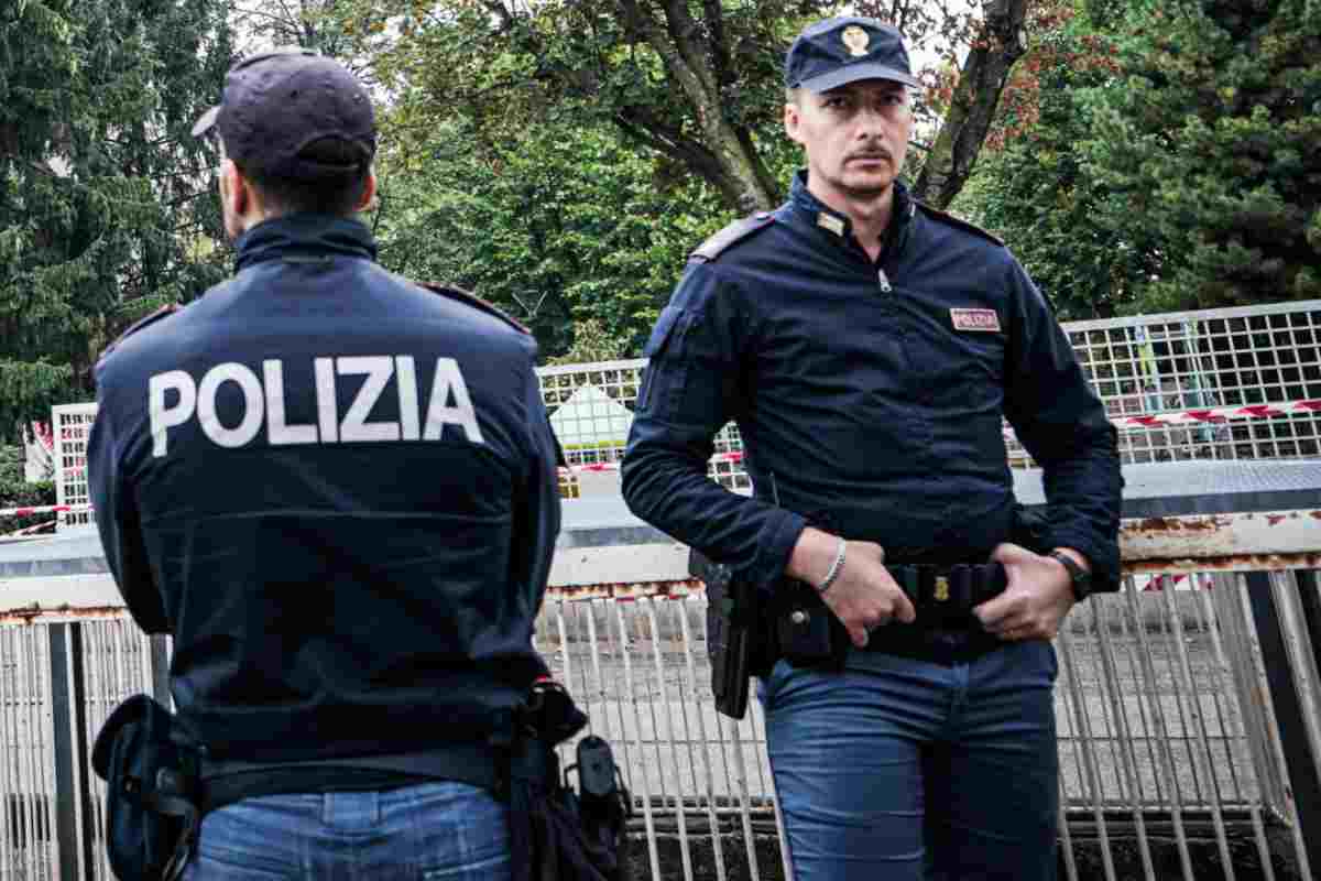 Polizia salva bimba rimasta chiusa in auto