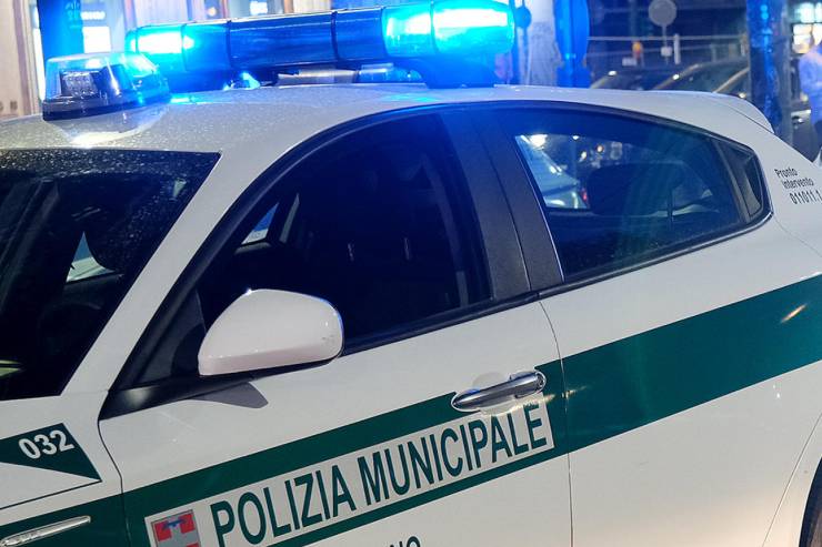 Polizia salva bimba rimasta chiusa in auto