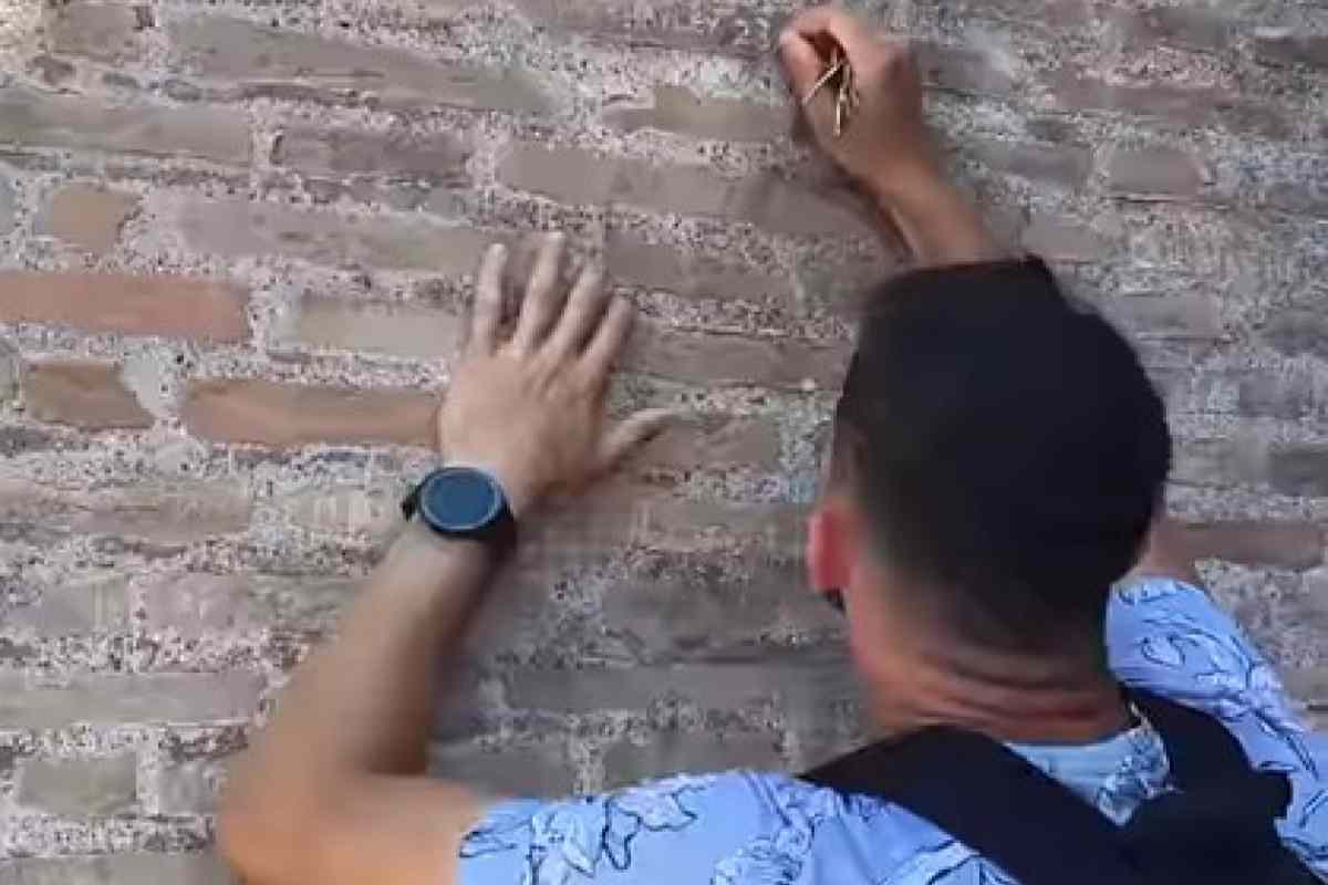 Turista incide con una chiave sul Colosseo