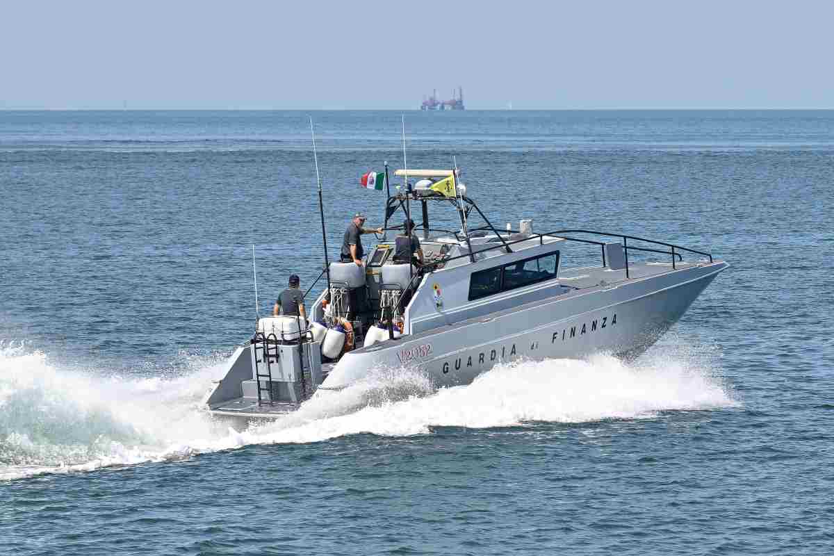 Guardia di Finanza peschereccio bloccato
