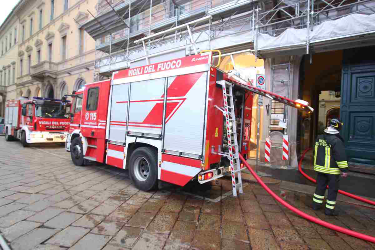 Vigili del fuoco di Milano sono dovuti intervenire per un incendio nella notte