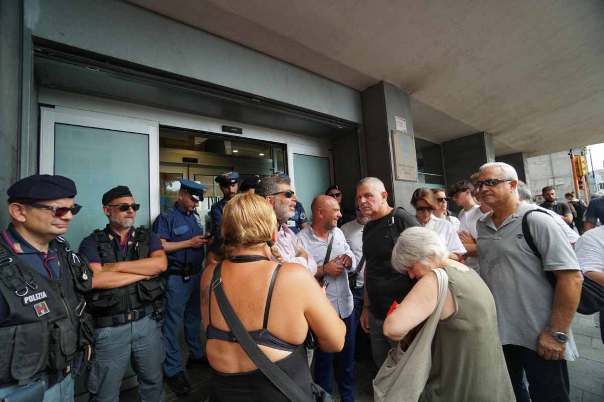 Rdc, cittadini protestano a Napoli fuori dalla sede dell'Inps