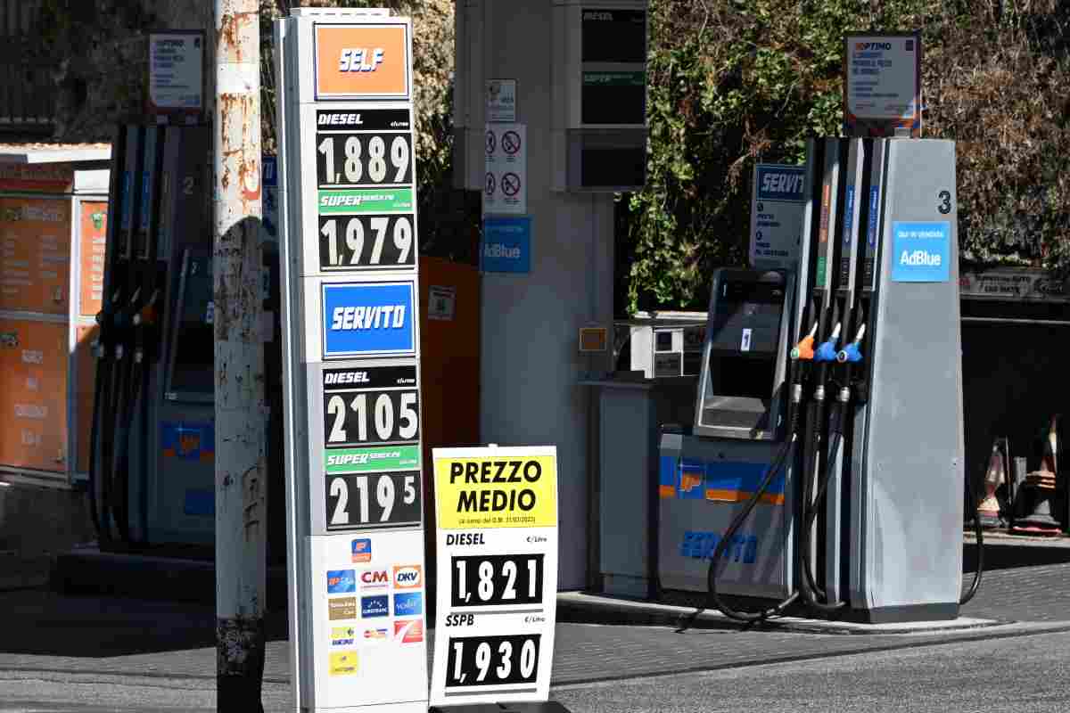 La benzina resta sempre alta in autostrada