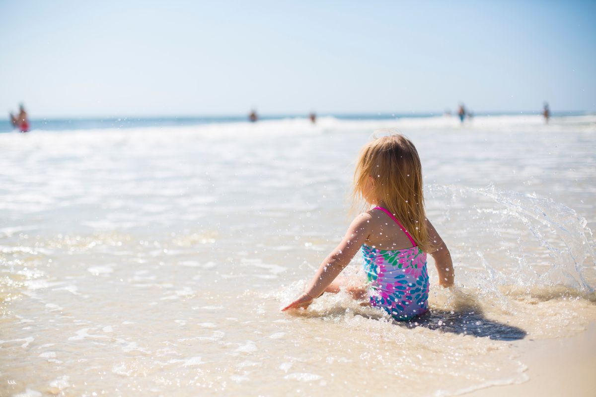 Bimba in spiaggia