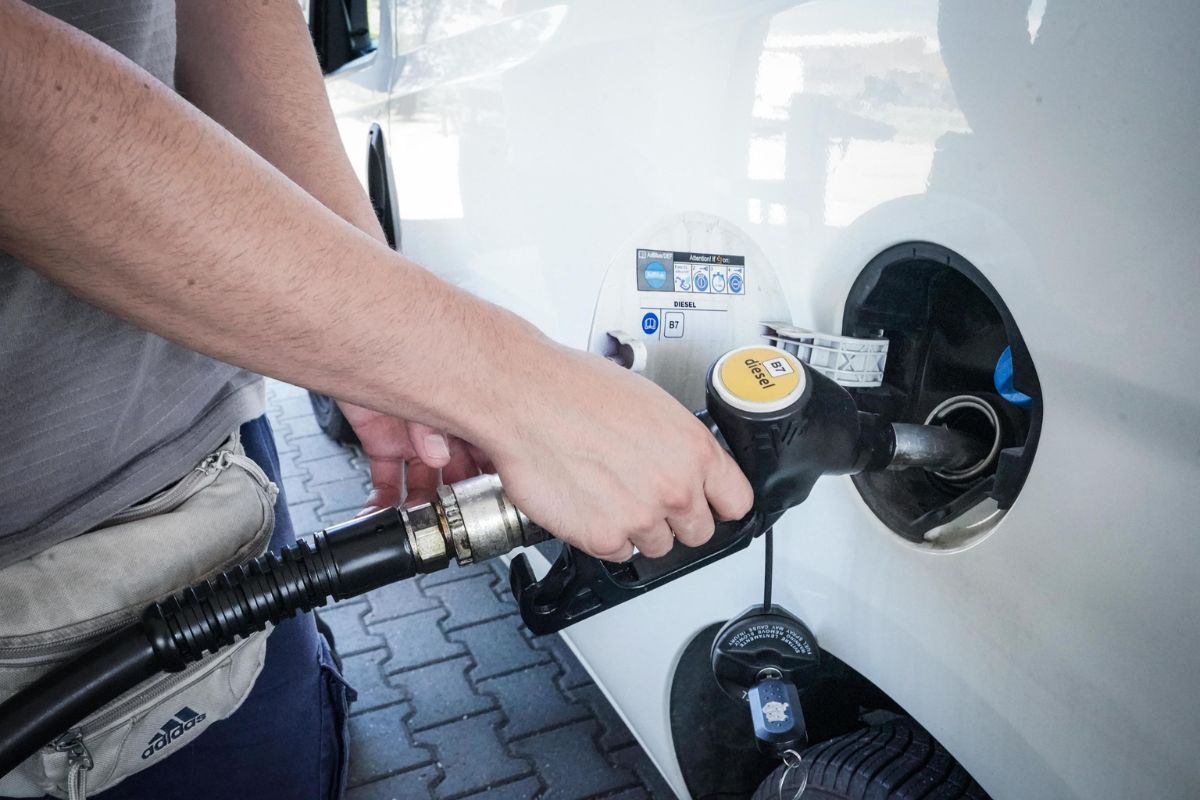 Caro-benzina: taglio delle accise nella legge di Bilancio? La risposta del deputato di Fratelli d'Italia