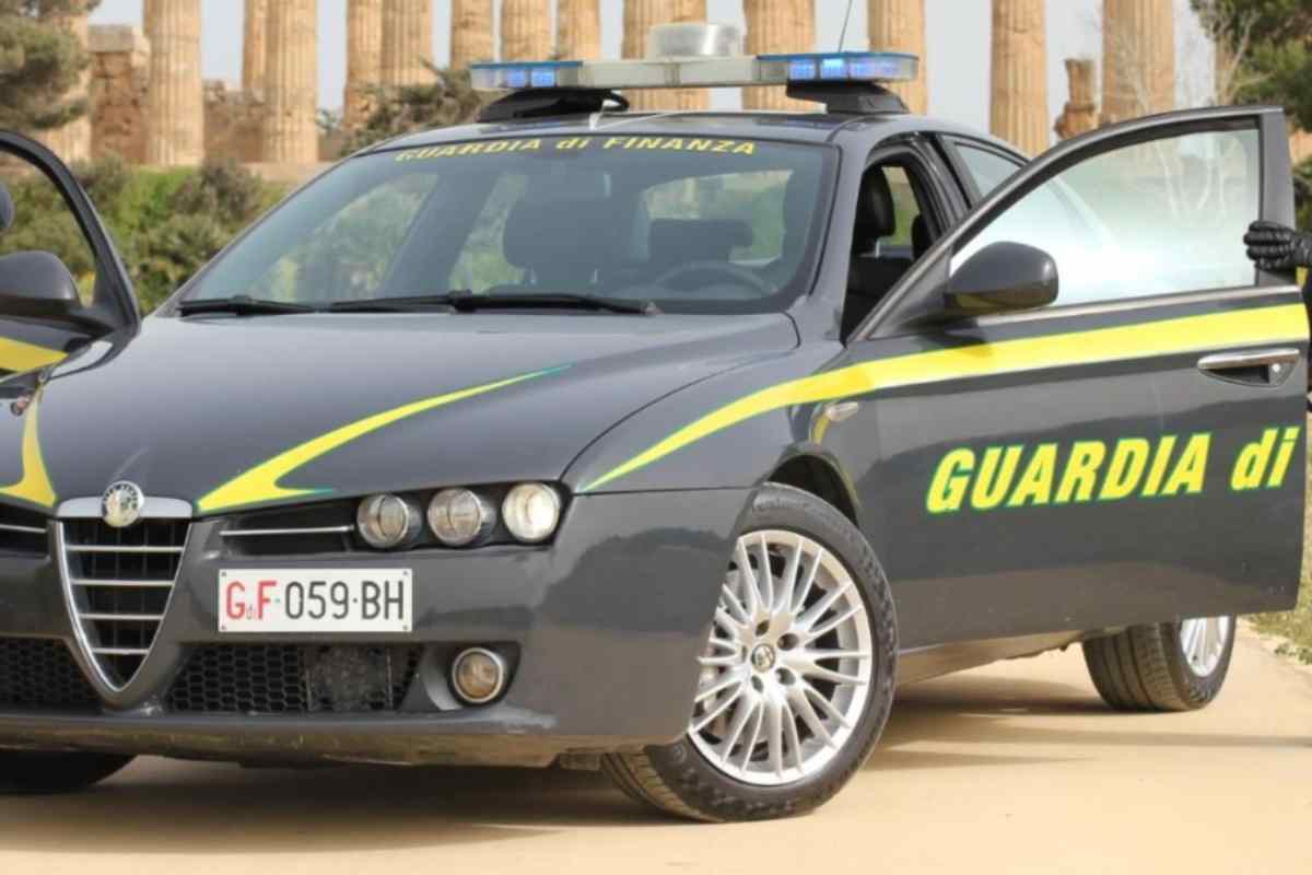 Chiedeva dai 50 ai 200 euro ai migranti per superare esame