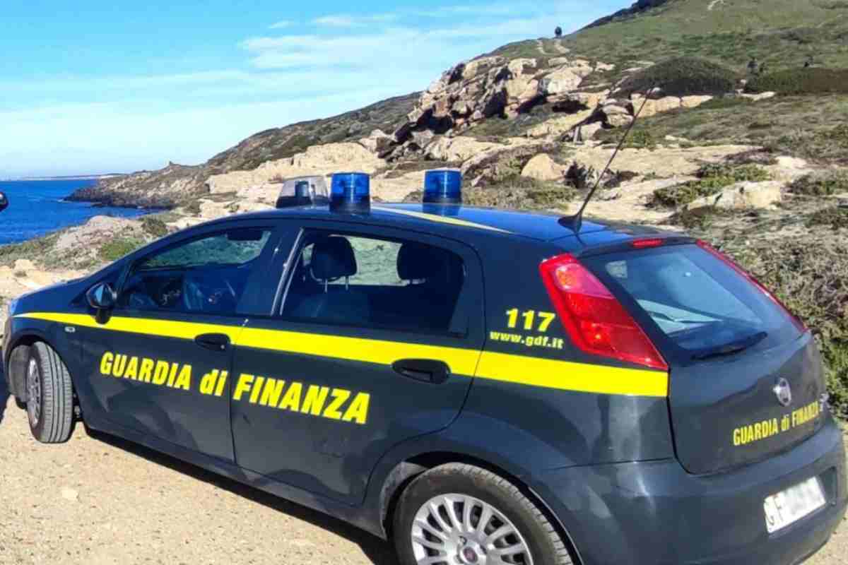 Controlli in un ristorante sul mare abusivo a Cecina