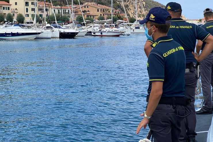Controlli in un ristorante sul mare abusivo a Cecina