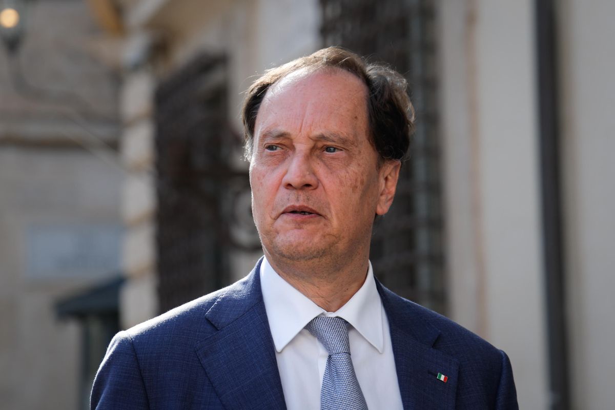 Extraprofitti delle banche, Ciriani: "Una misura straordinaria per aiutare le famiglie"