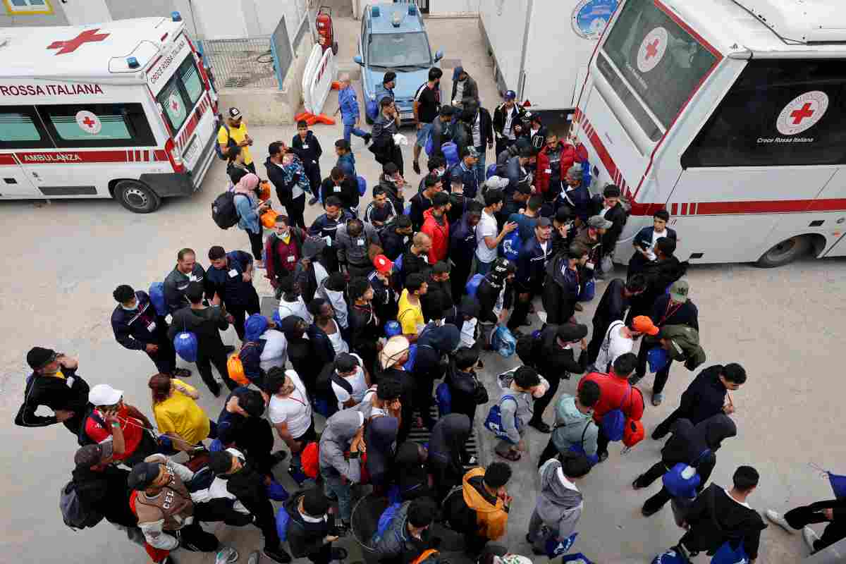 Arriva dall'Afghanistan per cercare il padre