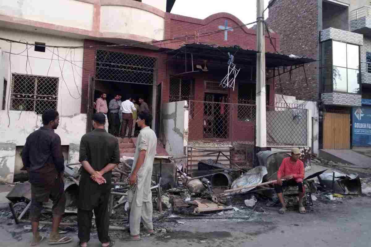 Chiese date alle fiamme