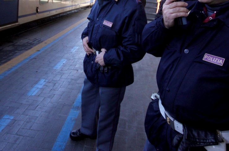Giovane rapinato in un treno