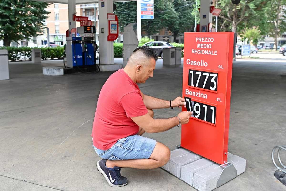 Primo giorno di obbligo di esporre il cartello prezzi ai distributori di carburante 