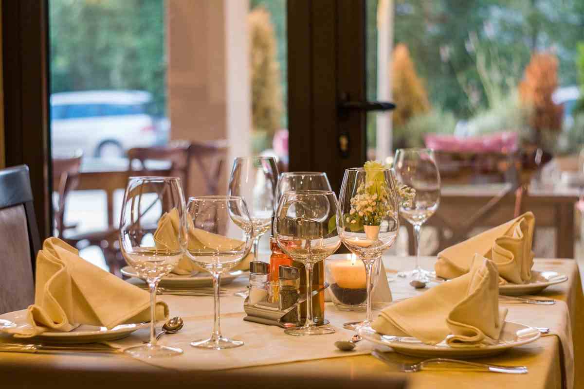 Scappano dal ristorante, ma ritornano per aver dimenticato il cellulare