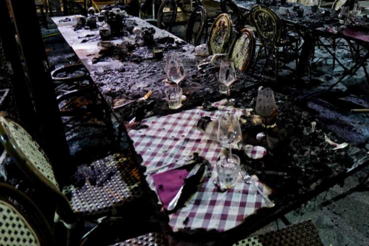 Teppisti danno fuoco a ristorante