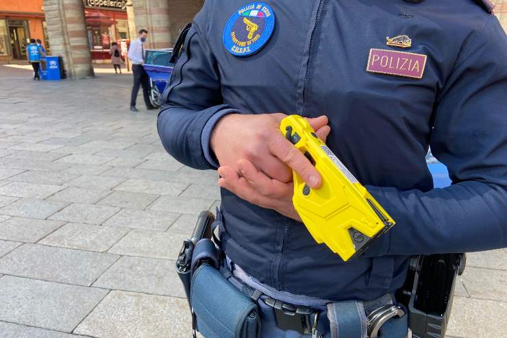 Aggredisce agenti e viene fermato con taser