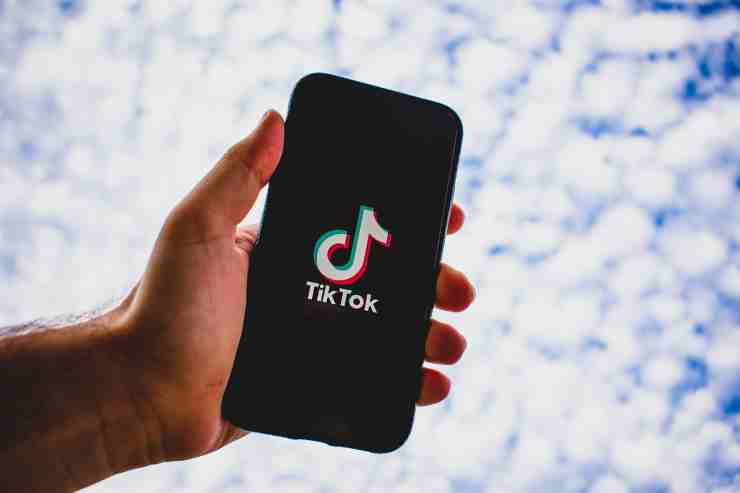 Evade dai domiciliari, ma TikTok lo frega