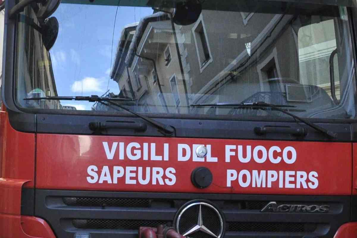 Teppisti danno fuoco a ristorante