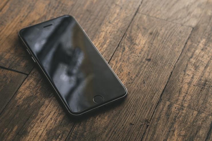 Scappano dal ristorante, ma ritornano per aver dimenticato il cellulare