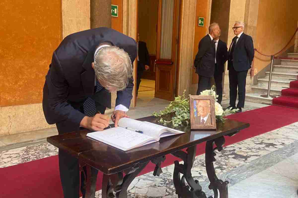 Diretta camera ardente Napolitano: gli italiani omaggiano l’ex Capo dello Stato