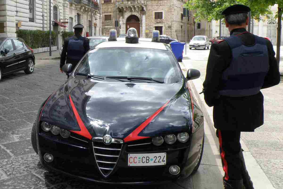 Picchia la compagna davanti al figlio