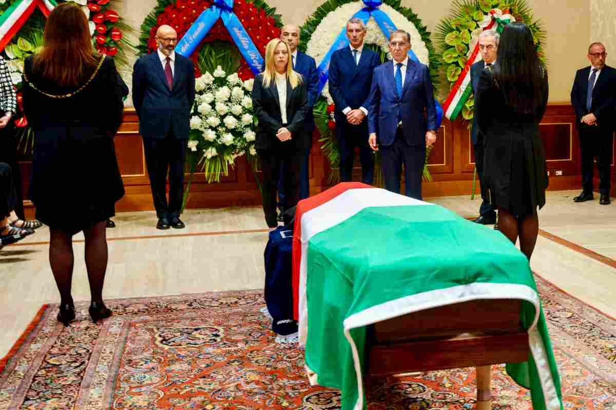 Presente anche Macron ai funerali