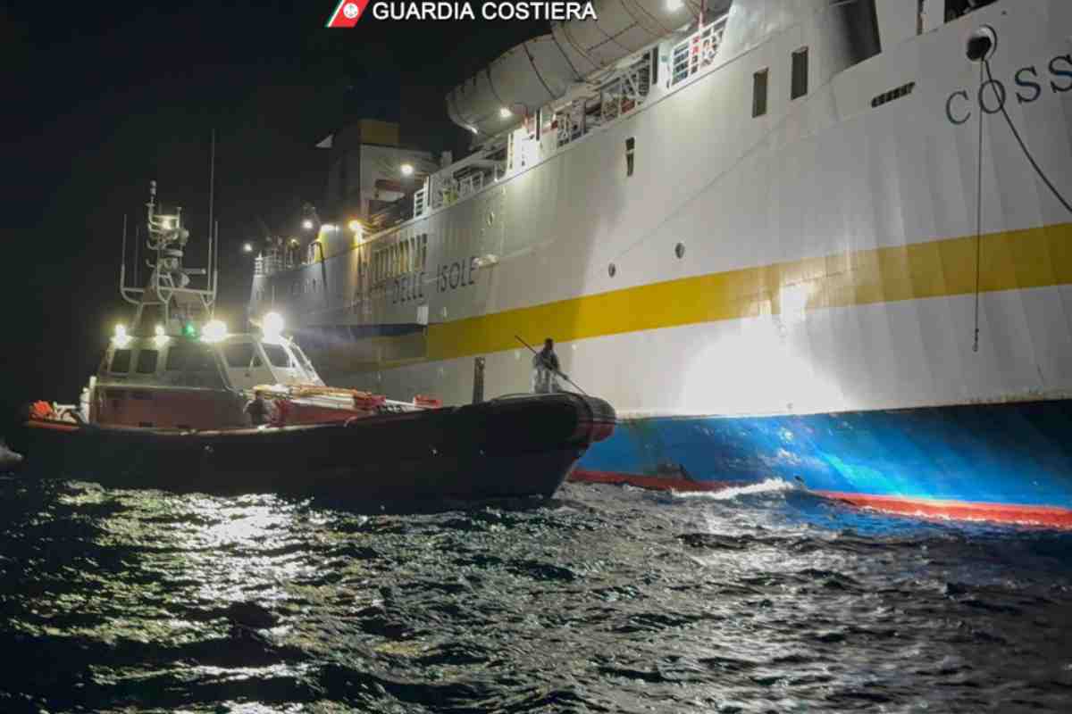 Incendio nella stiva del traghetto, presenti migranti: momenti di panico Incendio nella stiva del traghetto, presenti migranti: momenti di panico