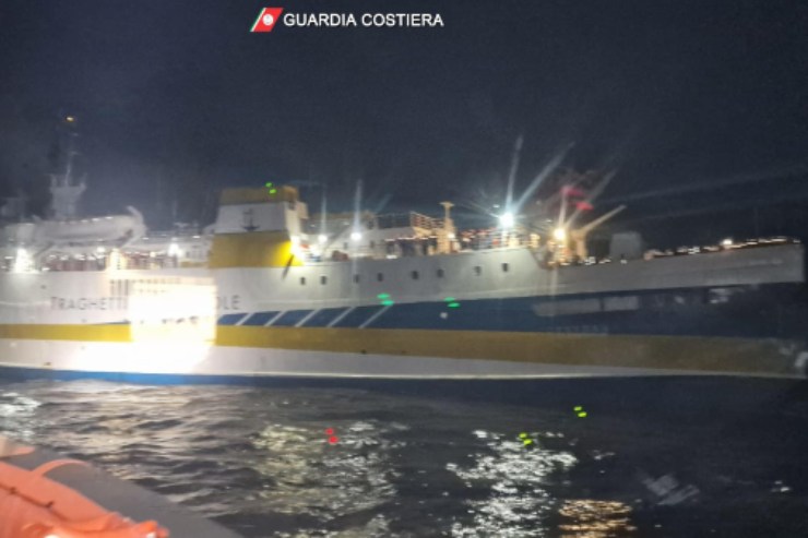 A bordo erano presenti 83 migranti