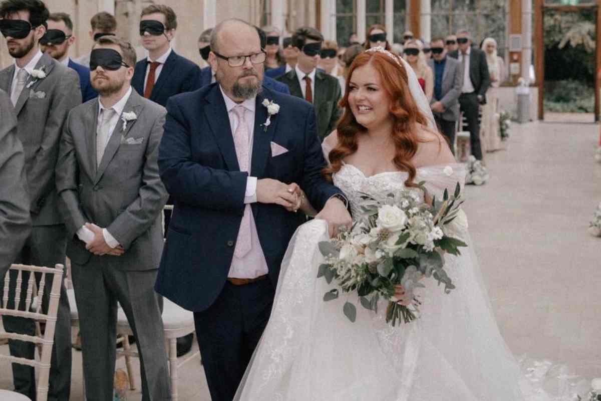 Sposa cieca fa indossare al marito e agli invitati al matrimonio una benda sugli occhi