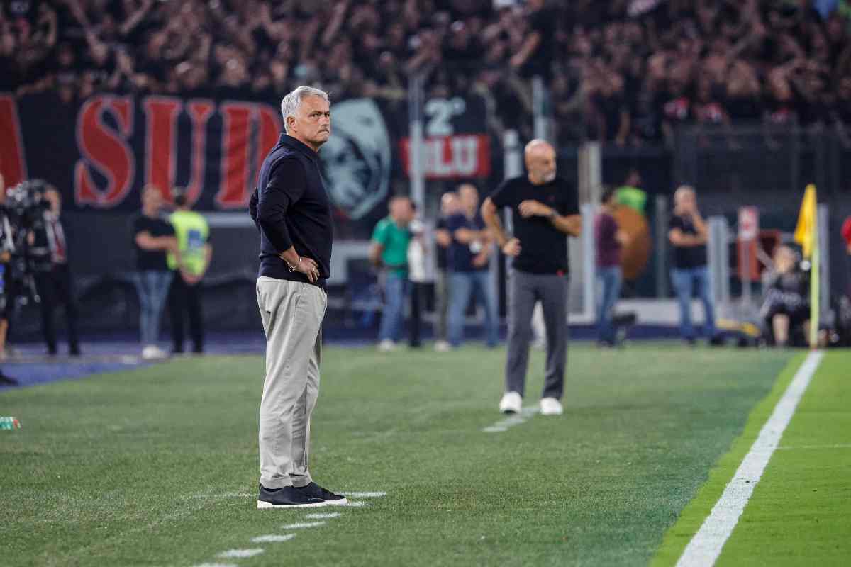 José Mourinho in campo contro il Milan di Pioli