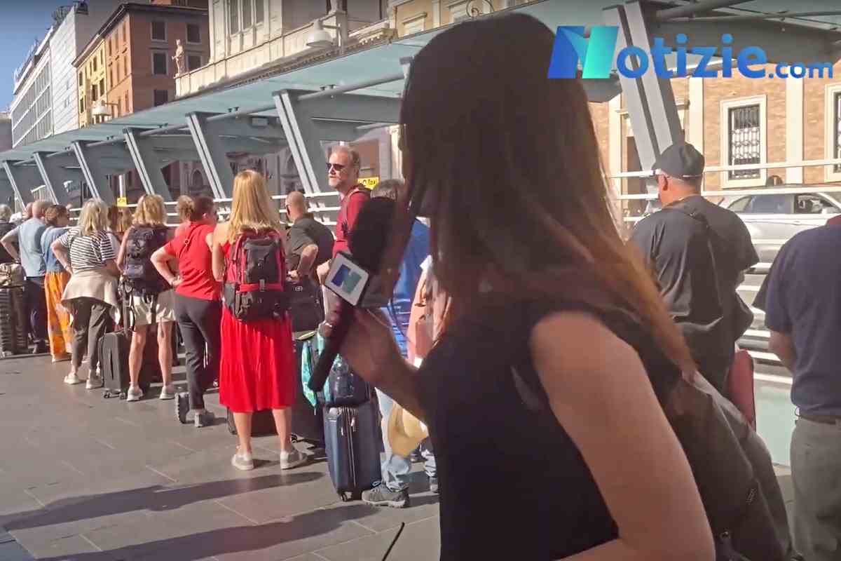 Roma Termini, l’estenuante attesa per prendere un taxi | VIDEO