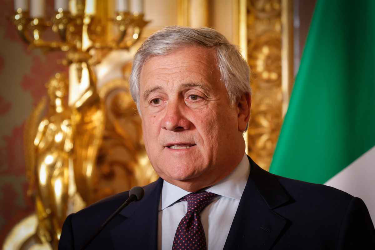 Migranti, Tajani a Parigi: “Bisogna trovare una soluzione europea”
