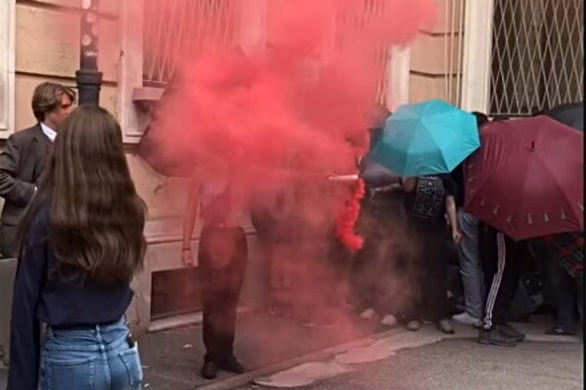 Milano, studenti sanzionati per aver fumato. Protesta in cortile con i fumogeni