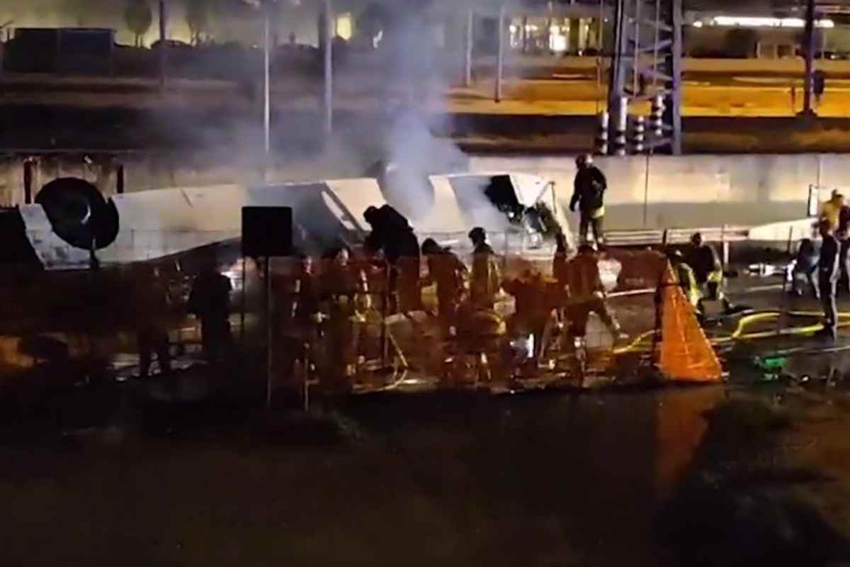 Dramma in città, autobus precipita da un cavalcavia: bilancio terribile [VIDEO]