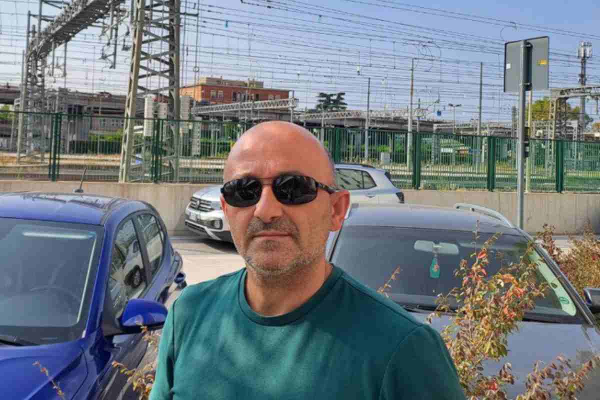 Salva due bambini ma denuncia altri presenti