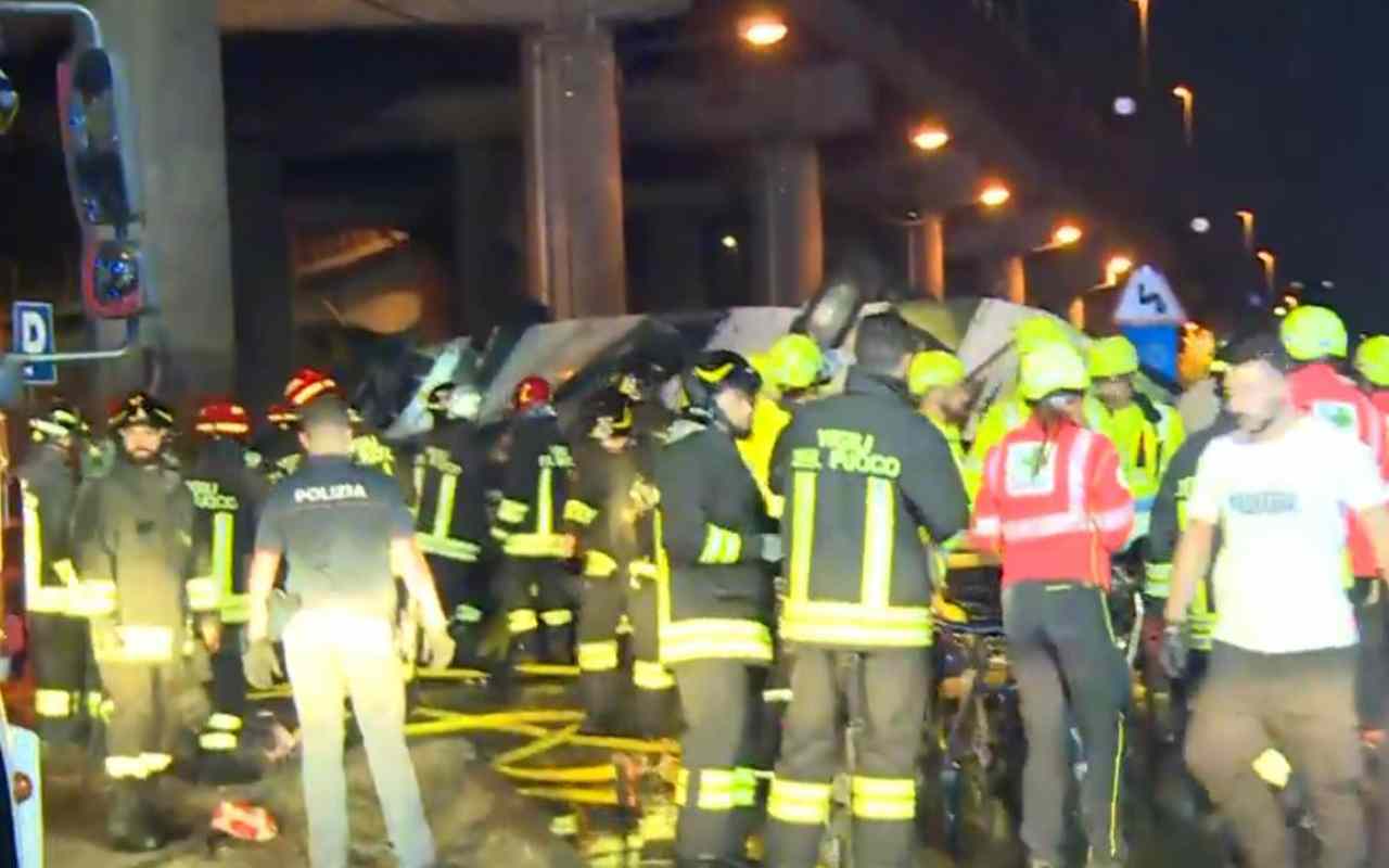 Mestre, immane tragedia. Bus precipita da cavalcavia, 21 vittime